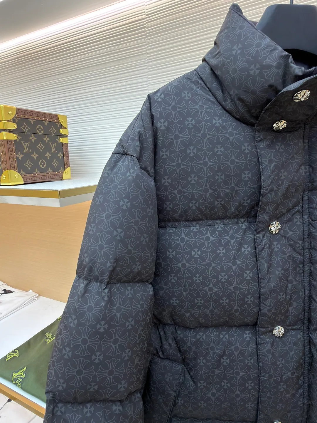 Chrome Hearts Dark Pattern Silver Buckle Down Jacket ●Item No.: 1680822-D60 ●Fabric: Nylon Fabric ●Technology: Handmade Tailoring ●Version: Fitted ●Weight: Approximately 915g ●Size: S-M-L-XL ●Description: Made of imported nylon printed dark pattern fabric, high neckline to prevent wind and cold, double-layer liner to prevent velvet, excellent warmth retention Counter-position tailoring, double placket zippers and snap buttons, hand-stitched genuine leather main label, every detail reveals low-key luxury! The top version, with an internal charge of about 380 grams, national standard 95 white goose down, fluffy and warm, feels good, and the upper body is not bloated and can be controlled at will. The version is restored, and all kinds of hardware accessories, cross zippers, are all customized and molded, oxidized and distressed! The overall wiring is straight and delicate, the fabric is comfortable and soft, and the color is consistent without color difference. It can be matched with the same style to create a fashionable look and control various occasions. Customized accessories, complete with three standards, same style for men and women!